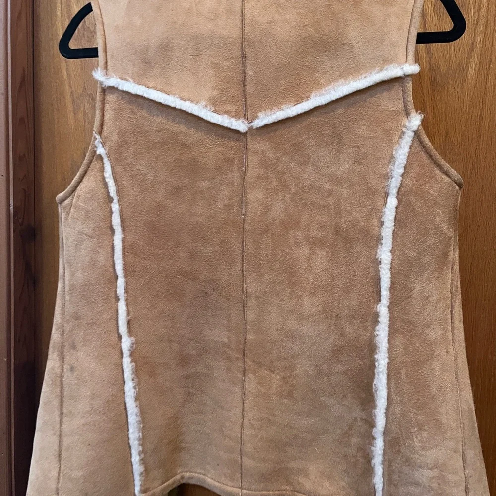 Stylish Tan Shearling Vest with Cream Lining - Picture 4 of 4